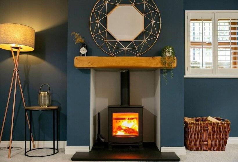 اقامتگاه Remarkable 4 Bed House Near Leeds Airport