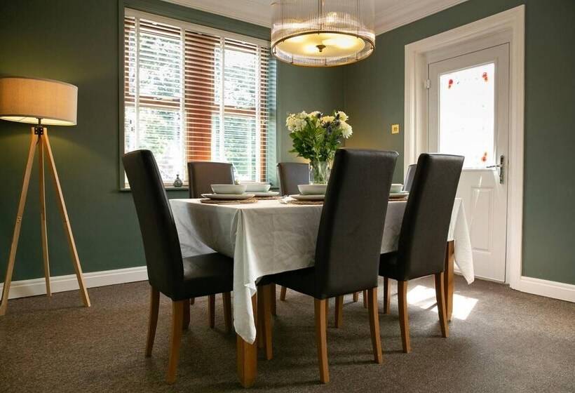 اقامتگاه Remarkable 4 Bed House Near Leeds Airport