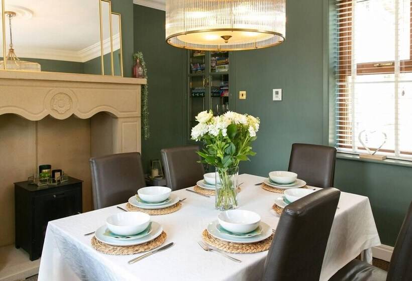 اقامتگاه Remarkable 4 Bed House Near Leeds Airport