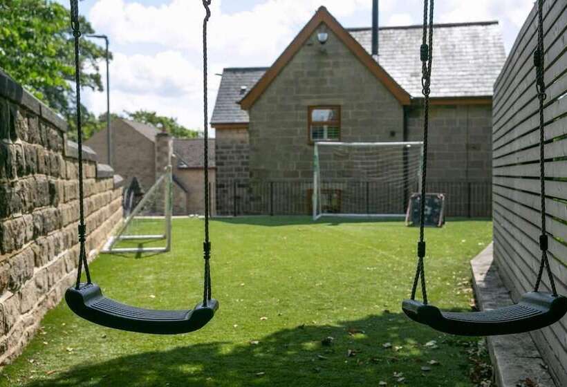 اقامتگاه Remarkable 4 Bed House Near Leeds Airport