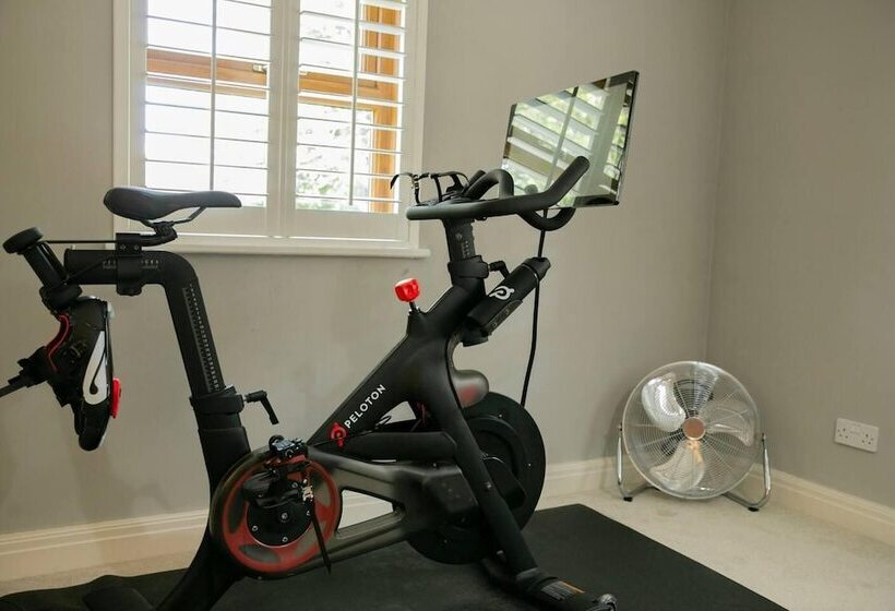 اقامتگاه Remarkable 4 Bed House Near Leeds Airport