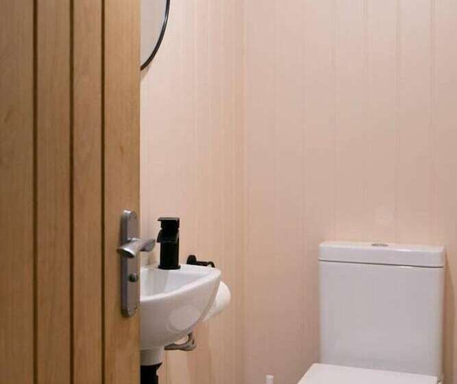اقامتگاه Remarkable 4 Bed House Near Leeds Airport