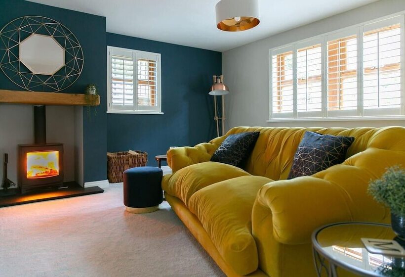 اقامتگاه Remarkable 4 Bed House Near Leeds Airport