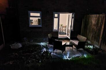 اقامتگاه Stunning 3 Bed Home Near City Centre, Chic Comfort