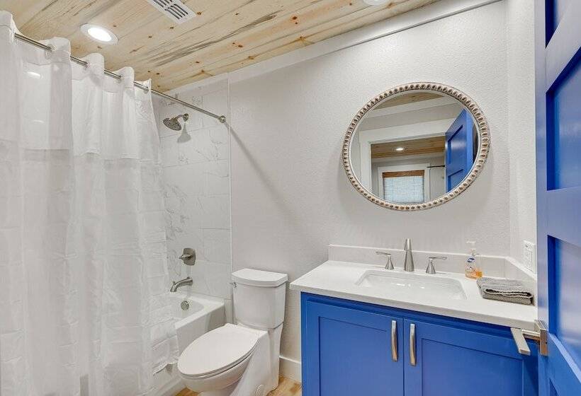 Riverfront Arkansas Abode W/ Deck & Grill!