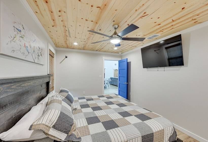 Riverfront Arkansas Abode W/ Deck & Grill!