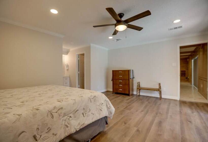 Poolside Oasis Near Medical Center & Nrg Stadium!