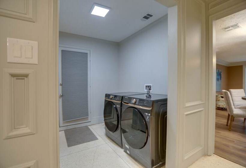 Poolside Oasis Near Medical Center & Nrg Stadium!