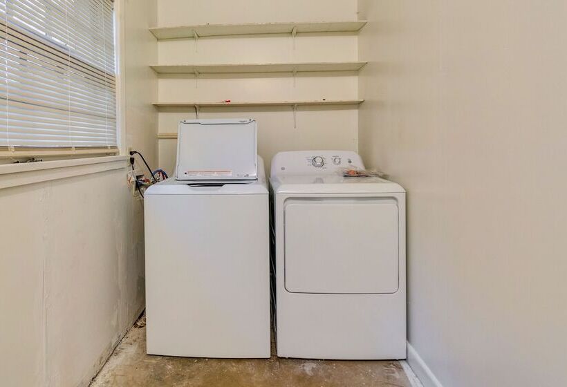 Spacious Little Rock Home W/ Patio   9 Mi To Dtwn!