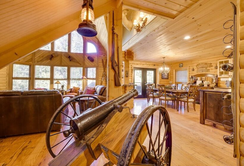 Spacious Packwood Cabin W/ Hot Tub   Near River