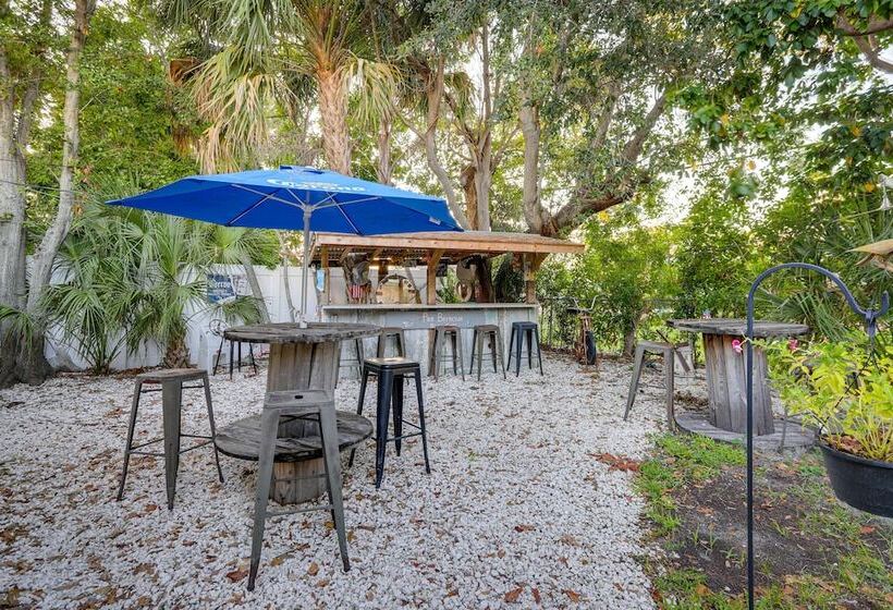 St Petersburg Home W/ Yard & Grill: 2 Mi To Beach!