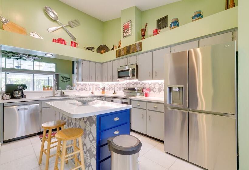 Lanai & Grill: Sunny Home Near Rainbow Springs!