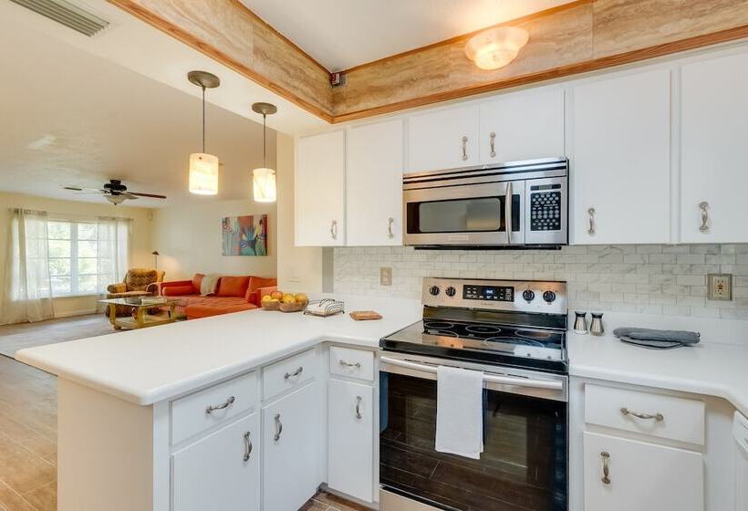 Tranquil Venice Escape W/ Private Backyard Oasis!