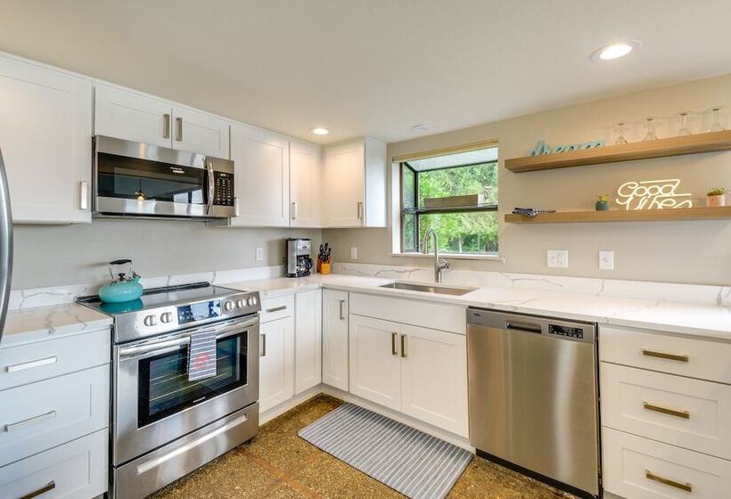 Waterfront Allyn Retreat W/ Guest House & Beach!