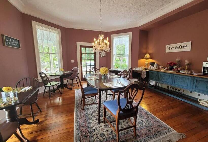 تختخواب و صبحانه Briar Rose Room At Camellia Rose Inn Downtown