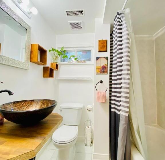 Toronto Bed & Breakfast   Free Parking, Subway Access