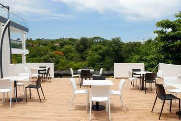 هتل The Views Resort