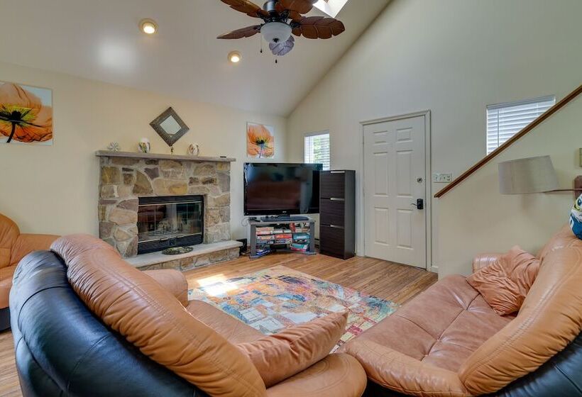 Fire Pit, Kayak & Gas Grill: Pocono Lake Home!