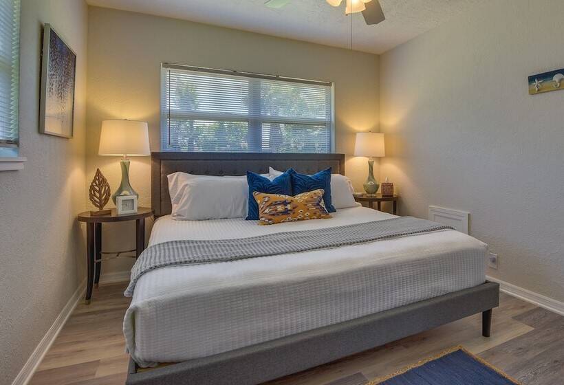 Sunny Home W/ Yard ~ 7 Mi To Anna Maria Island!