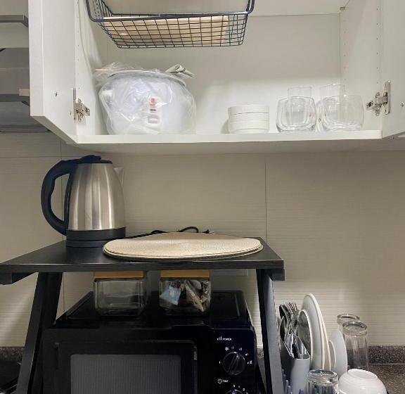 Cozy Fully Furnished Qc Studio With Skyline View