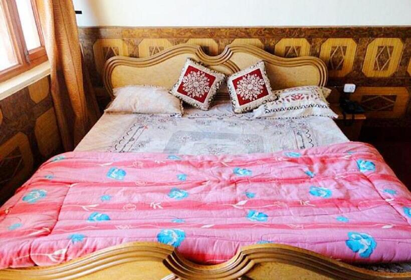 호텔 Grg Tribhuwan Ranikhet