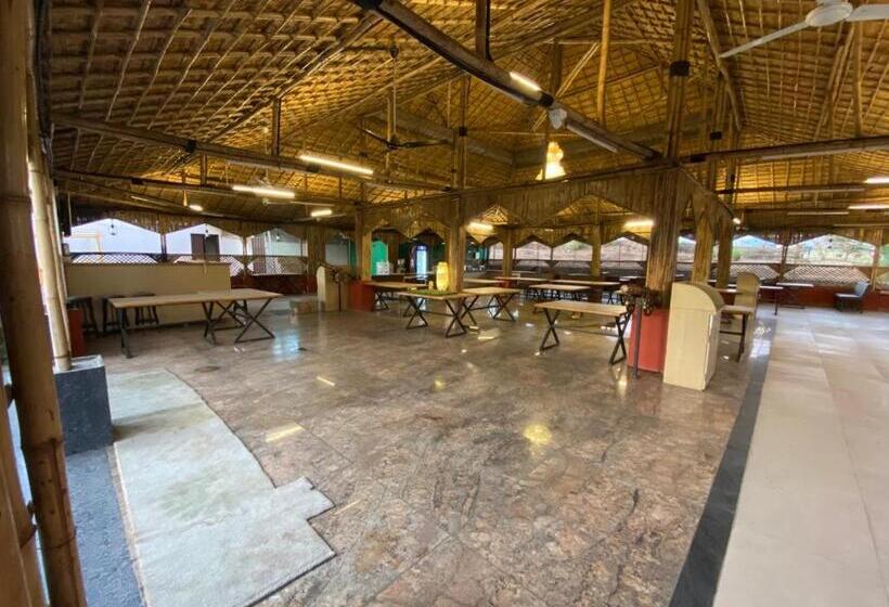 בית מלון כפרי Retro Forest Resort Lonavala