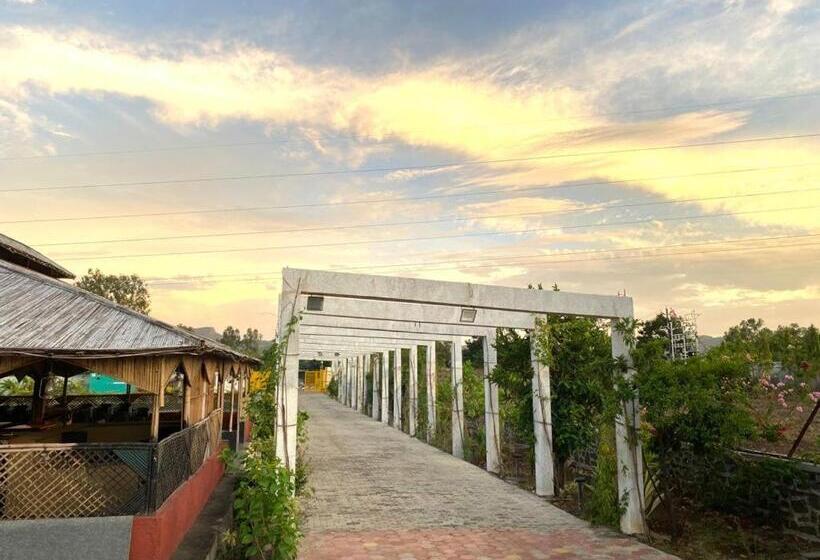 בית מלון כפרי Retro Forest Resort Lonavala