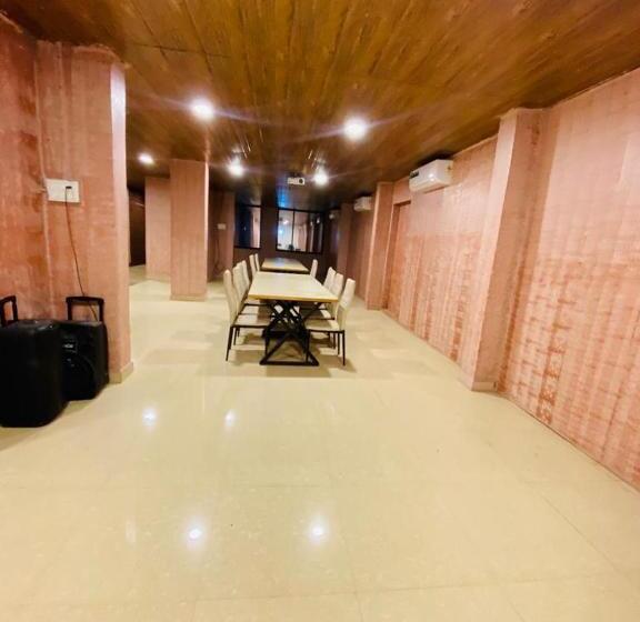 בית מלון כפרי Retro Forest Resort Lonavala