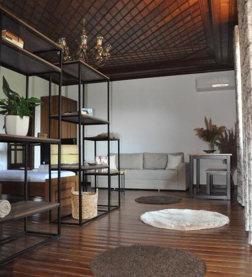 پانسیون Timber Guest House