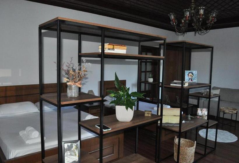 پانسیون Timber Guest House