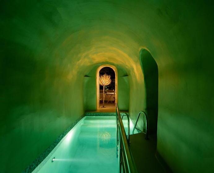 تختخواب و صبحانه Oia Treasures Art Suites