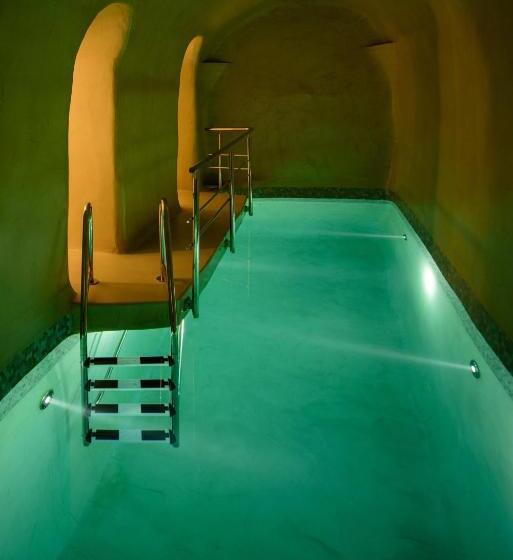 تختخواب و صبحانه Oia Treasures Art Suites