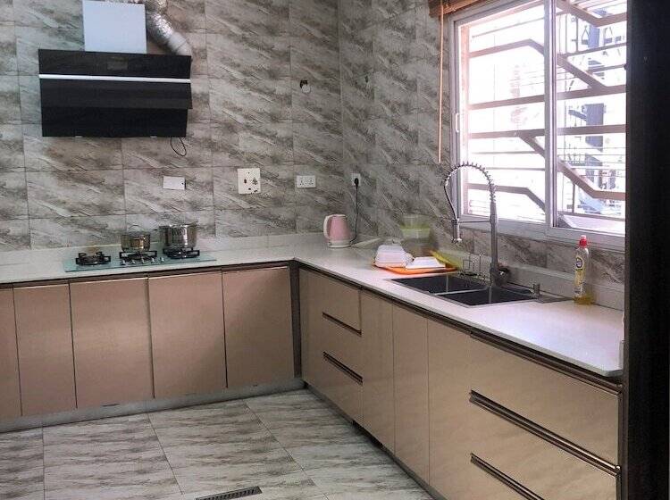 De James Hotels & Suites