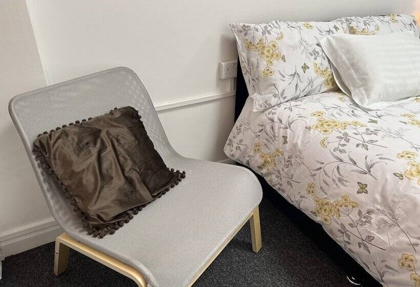 هتل Double Room With Skyline View London