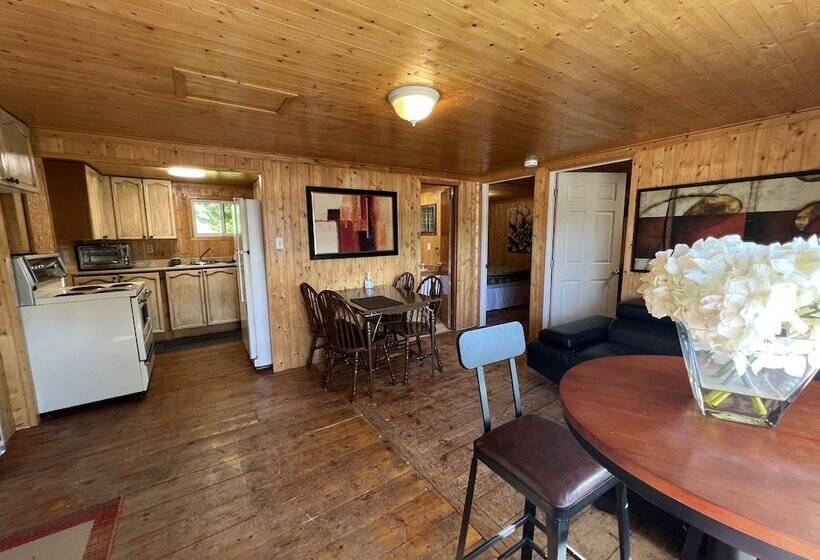 ホテル Lake Onaping Lodge