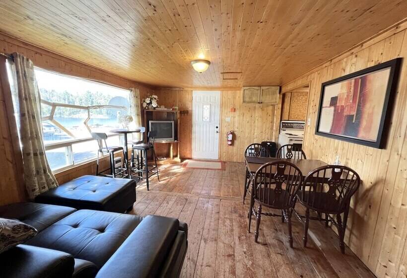 ホテル Lake Onaping Lodge
