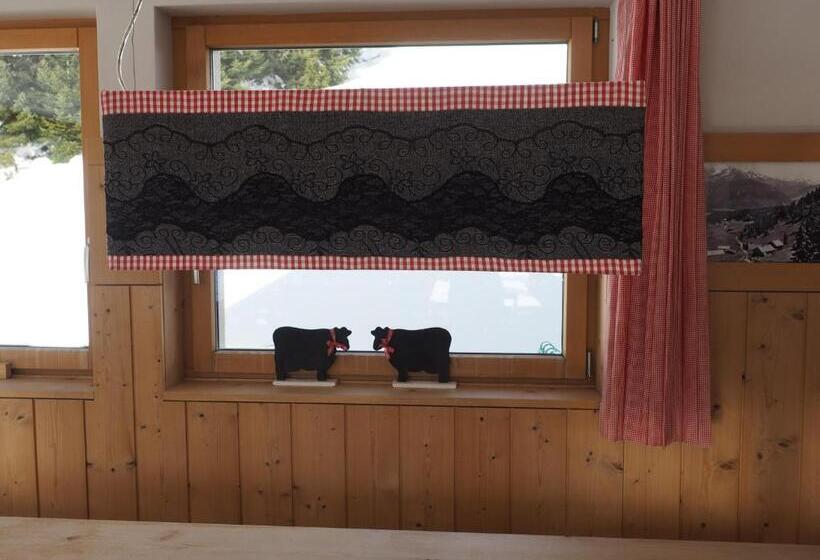 ユースホステル Tgantieni Sot   Haus Mit Herz