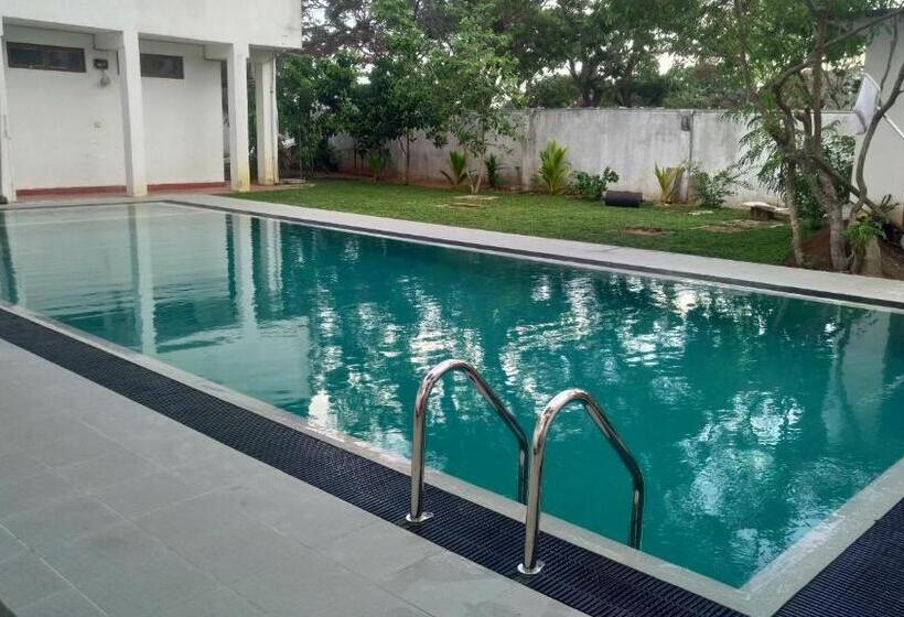 تختخواب و صبحانه The Bungalow Hambantota