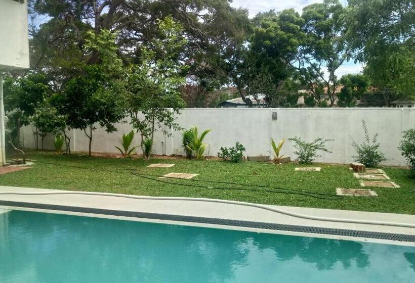 تختخواب و صبحانه The Bungalow Hambantota