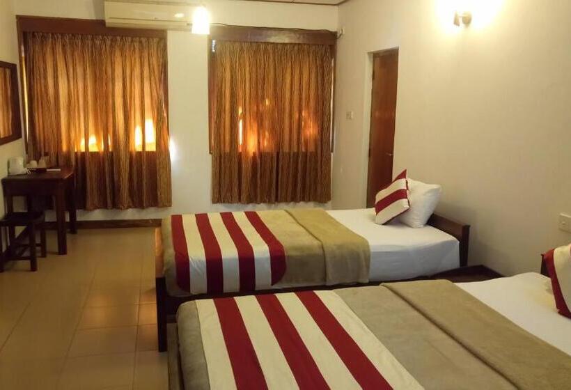تختخواب و صبحانه The Bungalow Hambantota
