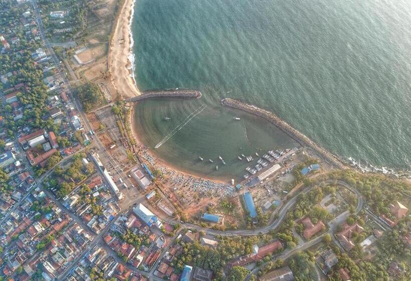 تختخواب و صبحانه The Bungalow Hambantota
