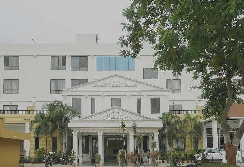 בית מלון כפרי Collection O Sanskruti Resort