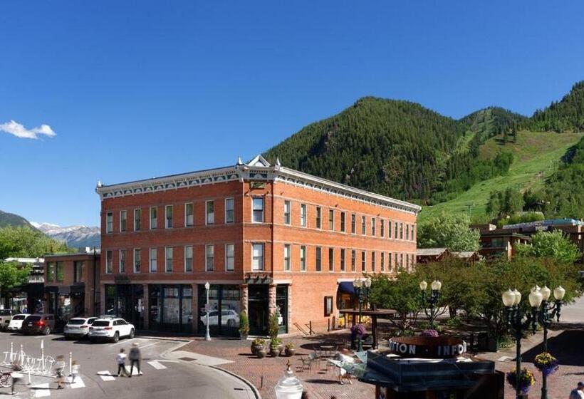 Independence Square 213, Spacious Hotel Room With 2 Queen Beds, Wet Bar, And Sitting Area