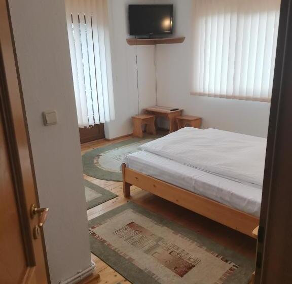 پانسیون Casa Cu Păuni