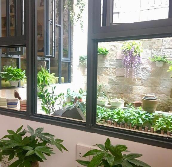 Пансион March Garden Next To The Furniture Market