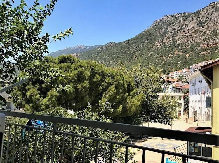 بنسيون Smyrna Uzuncarsi