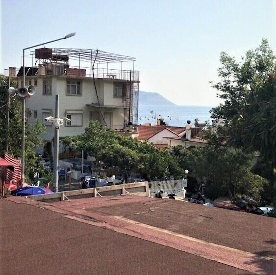 بنسيون Smyrna Uzuncarsi