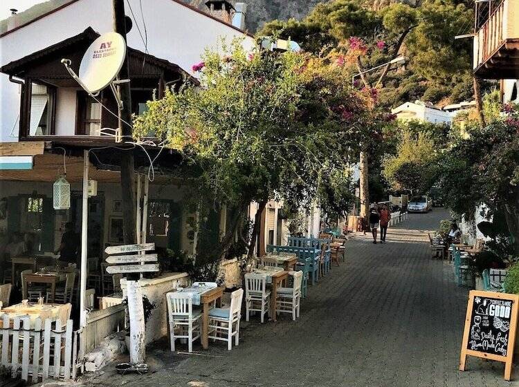 بنسيون Smyrna Uzuncarsi