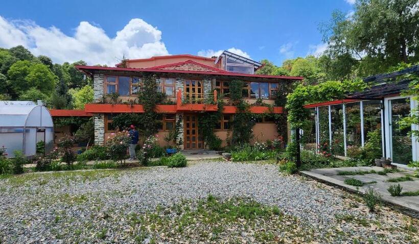 酒店 Dunagiri Retreat