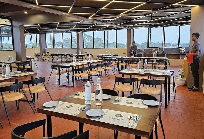 هتل Emerald Urban Comforts